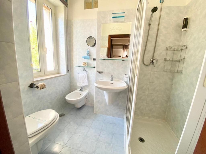 Bathroom 4, Hotel Praja Mare, Cosenza