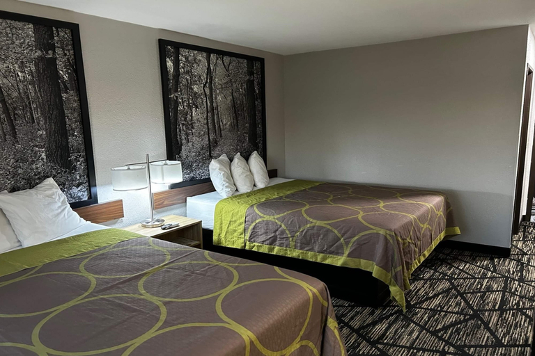 Bedroom 3, Super 8 by Wyndham Pella, Marion