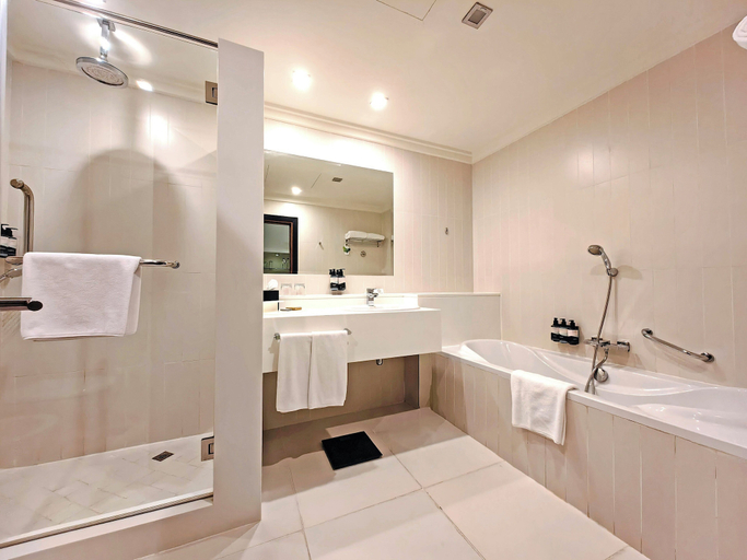 Bathroom 5, Millennium Airport Hotel Dubai, Dubai