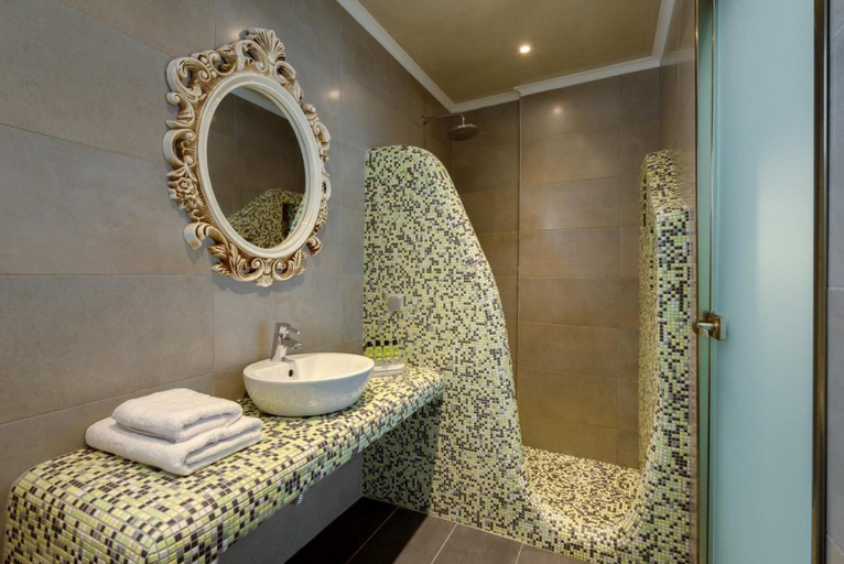 Bathroom 5, family love suites, South Aegean