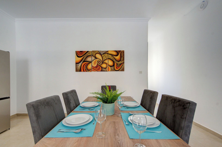 In-room dining 3, Magnificent Minimal Apartment Close to Attractions, St Julian's