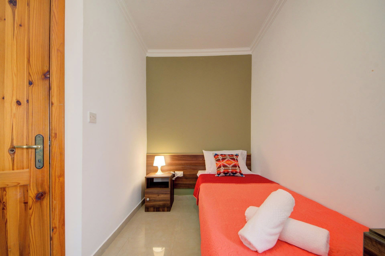 Room 4, Magnificent Minimal Apartment Close to Attractions, St Julian's