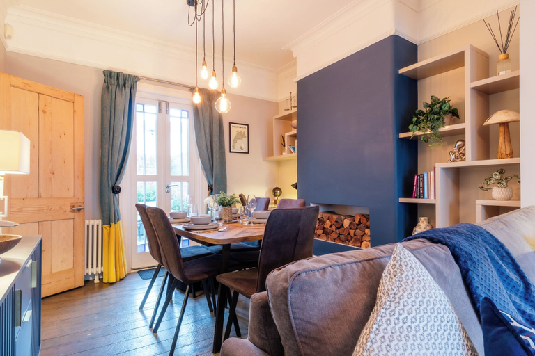 Dining 4, Stunning 2BD Townhouse in Cheltenham, Gloucestershire