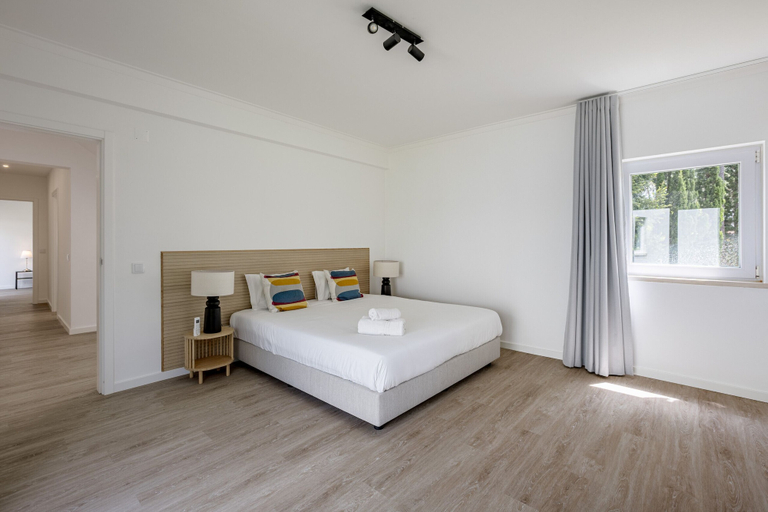 Room 4, Aroeira Modern Grand Villa by Homing, Almada