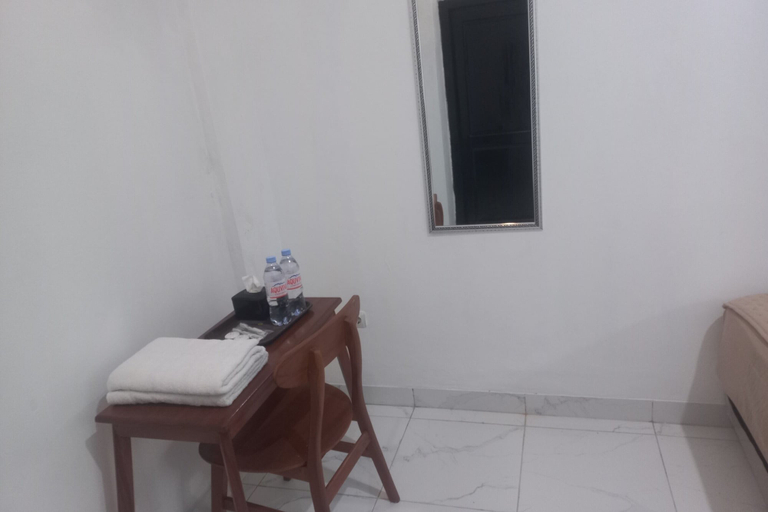 Room 5, OYO 95184 Ms Home Syariah, Tegal