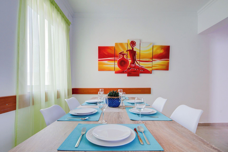 In-room dining 2, Airy Top Floor Apartment With Stunning Terrace, St Julian's
