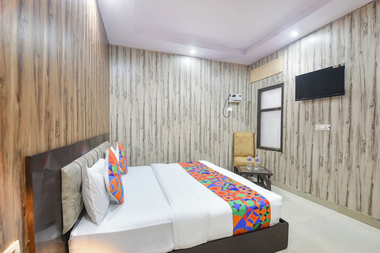 Room 4, FabHotel Crown Residency, Faridabad