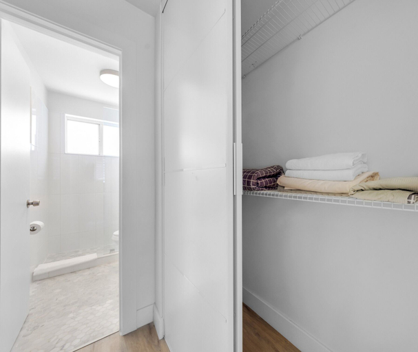 Bathroom 2, Modern Studio close to Aventura - Gym, Miami-Dade
