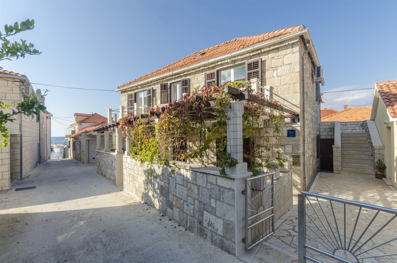 Building design 2, Apartment Lile, Postira
