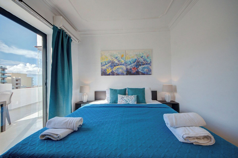 Room 4, Sliema Sea View Jacuzzi Penthouse