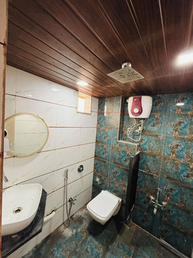 Bathroom 5, Hotel Keshav Inn, Ahmadabad