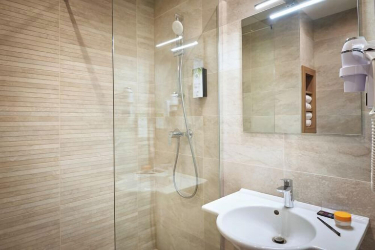Bathroom 5, Kyriad Sens, Yonne