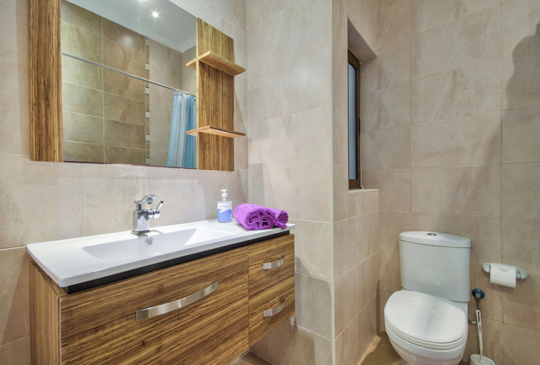 Bathroom 2, Spacious Light Filled Apartment With Balcony