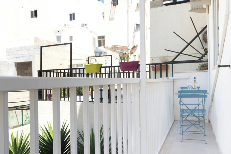 Balcony 4, Central Flat With Traditional Maltese Balcony
