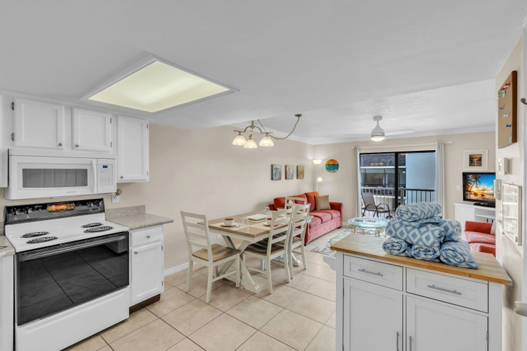 Interior 3, Sunrays Anchor 2 Bedroom Home, Manatee