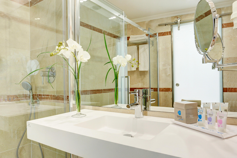 Bathroom 5, Grupotel Acapulco Playa. Adults Only, Baleares