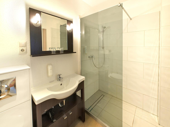 Bathroom 4, Hotel Kronprinz, Hildesheim
