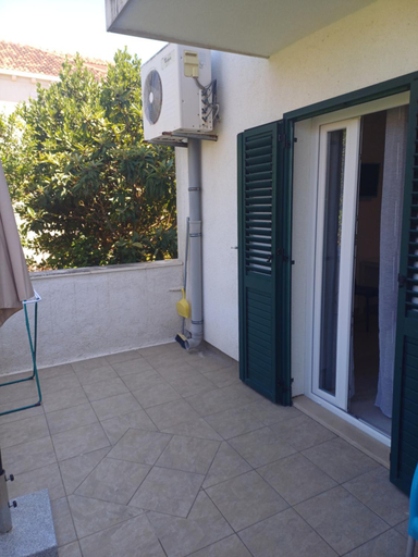 Others 3, Apartman i soba Nina, Supetar