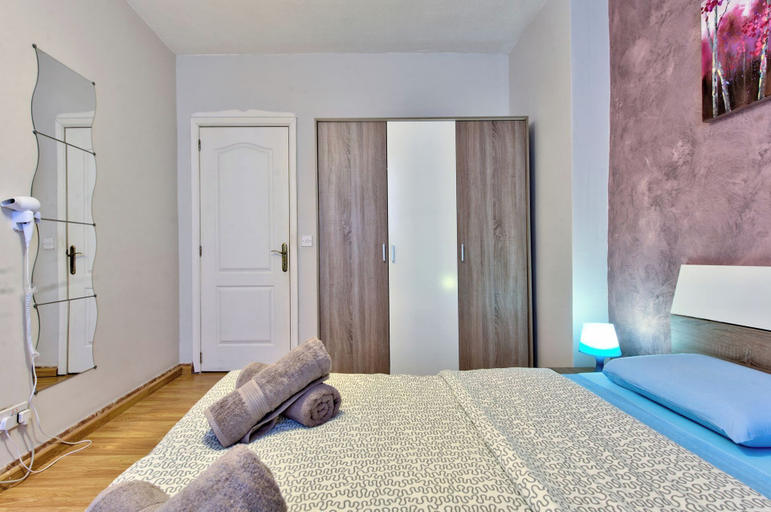 Room 5, Stylish Modern Apartment With Spacious Living, St Julian's