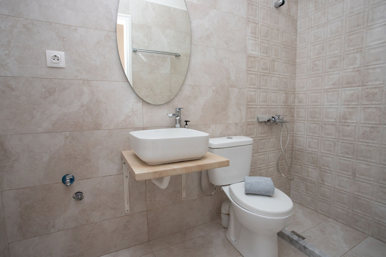 Bathroom 4, Gerolimin Captain Antonis, Peloponnese