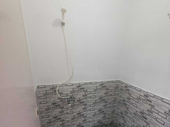 Bathroom 3, corak alam glamping, Bandung