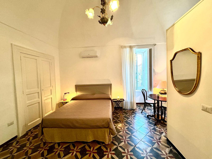 Room 5, Donna Rebecca, Napoli