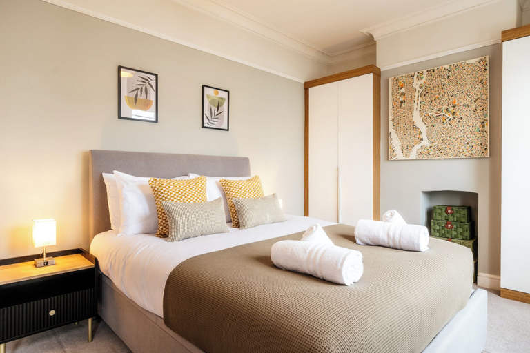 Room 3, Stunning 2BD Townhouse in Cheltenham, Gloucestershire