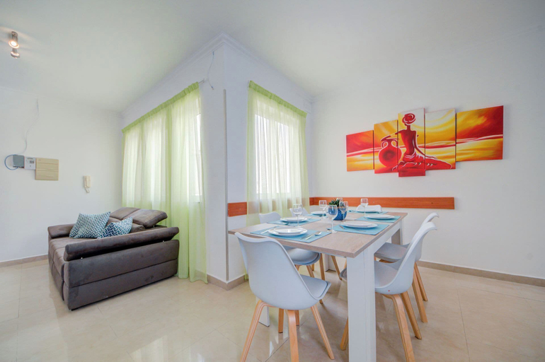 In-room dining 3, Airy Top Floor Apartment With Stunning Terrace, St Julian's