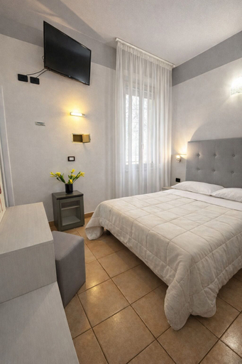 Bedroom 3, Noah Beach Hotel, Rimini
