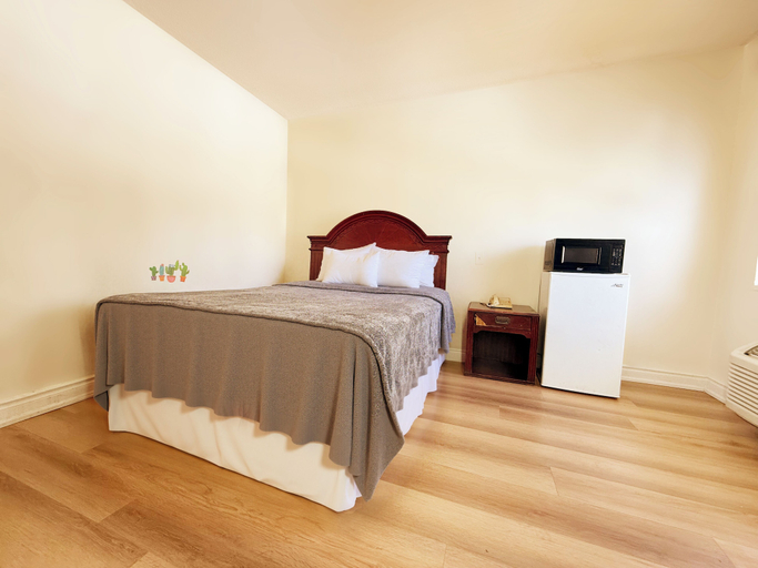 Bedroom 2, Idlewood Inn, Toronto