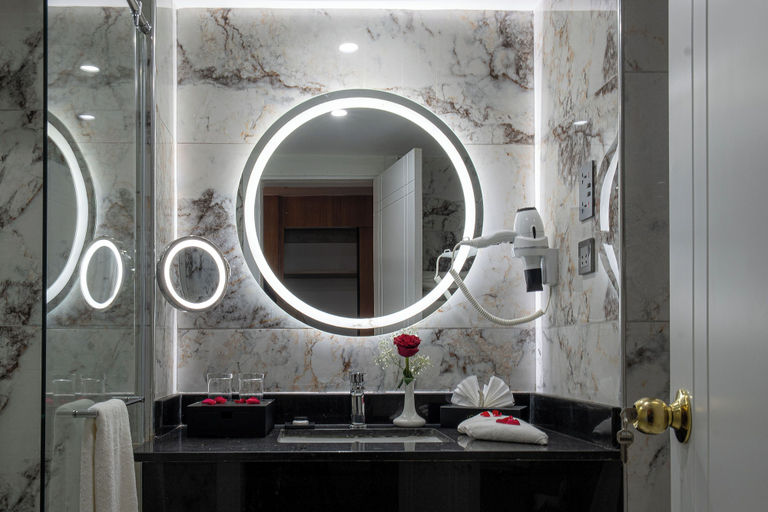 Bathroom 5, Iconic Plaza Hotel, Starehe