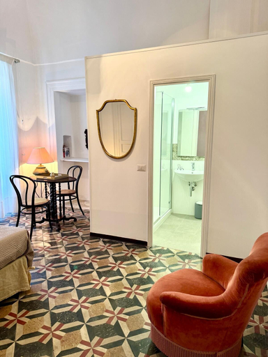 Room 2, Donna Rebecca, Napoli