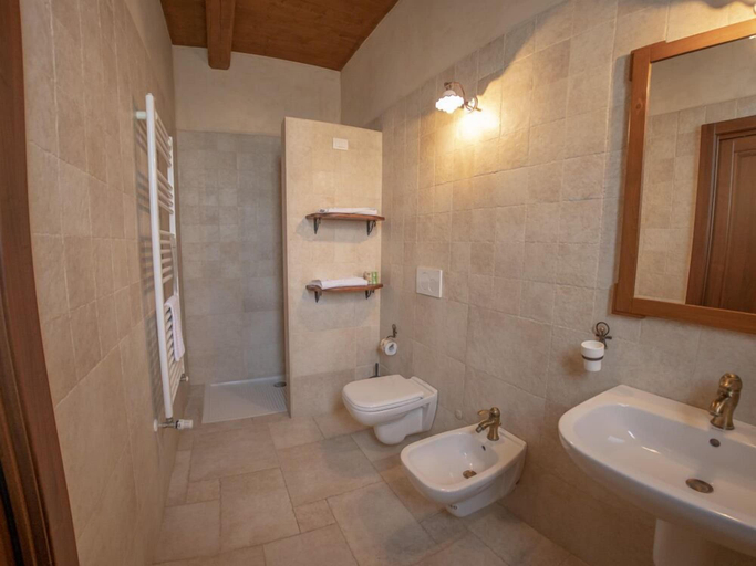 Bathroom 3, Masseria Chinunno, Bari