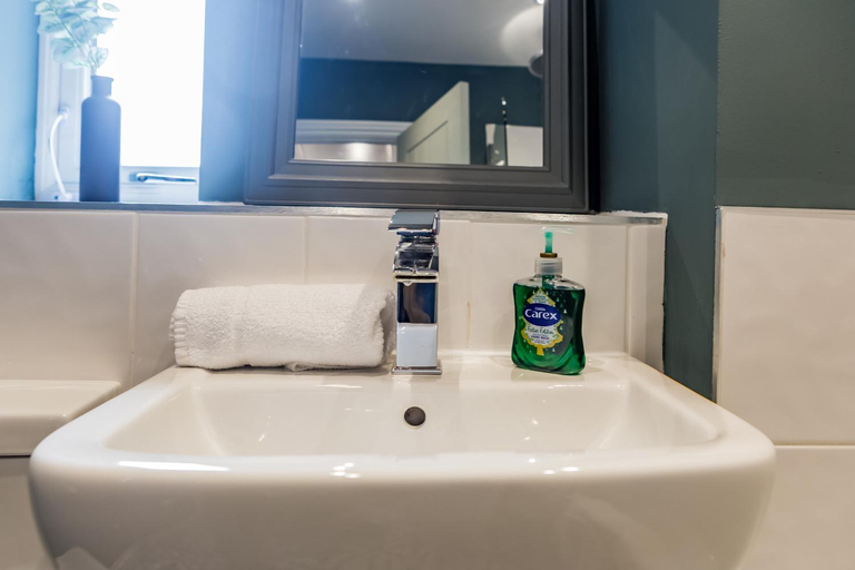 Bathroom 3, 61 Deneside, Durham
