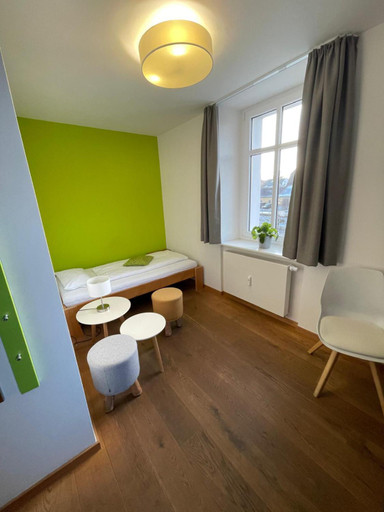 Bedroom 4, GleisEiNS, Hof
