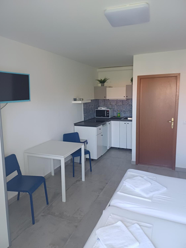 Others 5, Apartman i soba Nina, Supetar