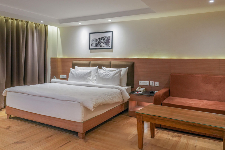 Bedroom 2, Ramada by Wyndham Mussoorie Mall Road, Dehradun