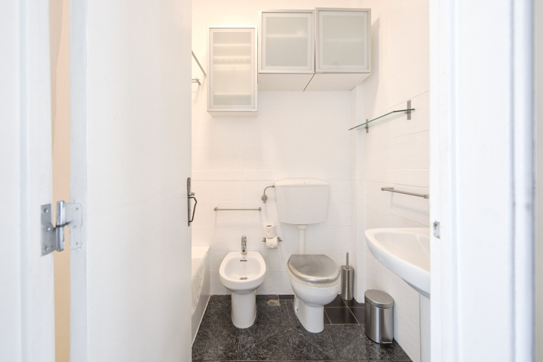 Bathroom 2, Arroios Central Apartment by Homing, Lisbon