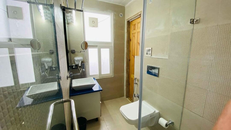 Bathroom, Clarence Cottage Mussoorie, Dehradun