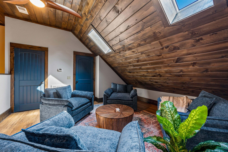 Interior 5, Blue Bird 3 Bedroom Cabin, Sevier