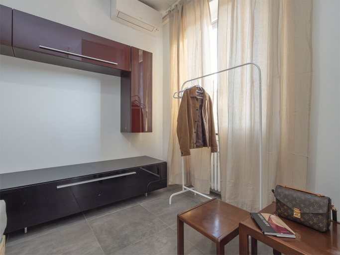 Room 5, San Siro 3 Bedroom apt With Balcony, Milano