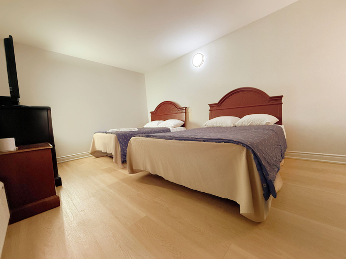 Bedroom 5, Idlewood Inn, Toronto