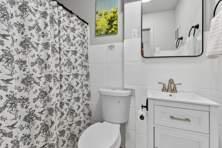 Bathroom 5, Spacious 3BR House in St. Louis, Saint Louis
