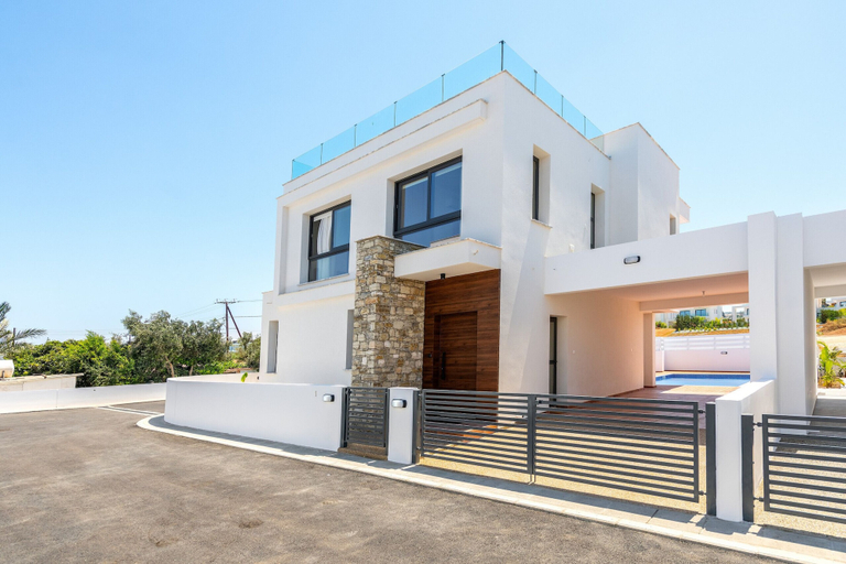 Exterior & Views