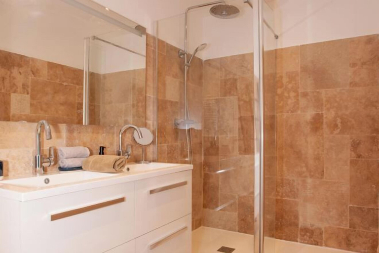 Bathroom 5, Les Tropéziennes de Libourne, Gironde