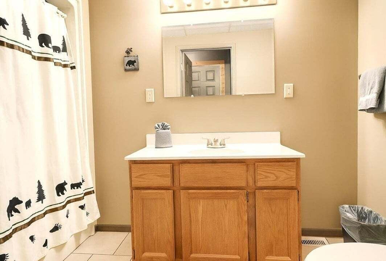 Bathroom 5, Wandering Bear Lodge 4 Bedroom Cabin, Sevier