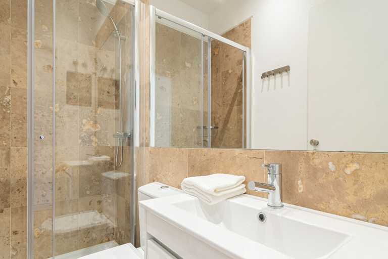 Bathroom 2, Arroios Concept Apartments by Homing, Lisbon