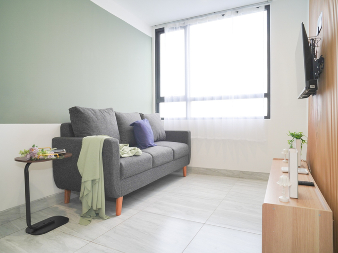 Living Room 4, Bright and Relaxing 2BR at Collins Boulevard Apartment By Travelio, Tangerang
