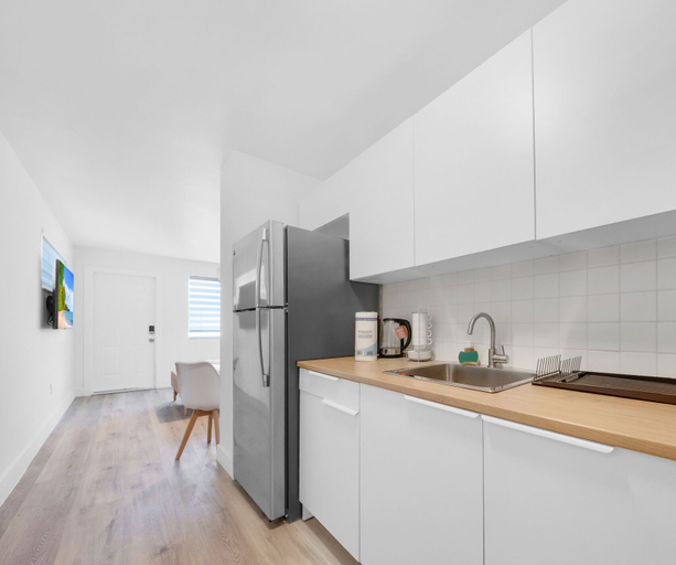Private kitchen 3, Modern Studio close to Aventura - Gym, Miami-Dade