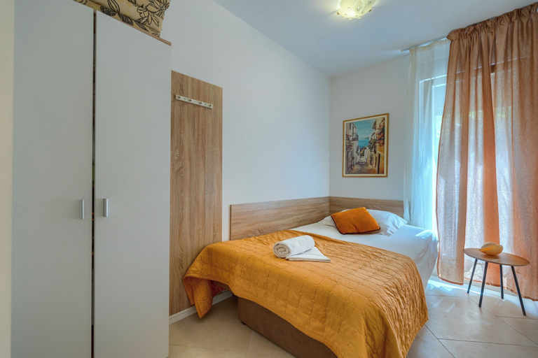 Room 2, A 2 Comfortable apt w Terrace & Garden, Near Beach, Split